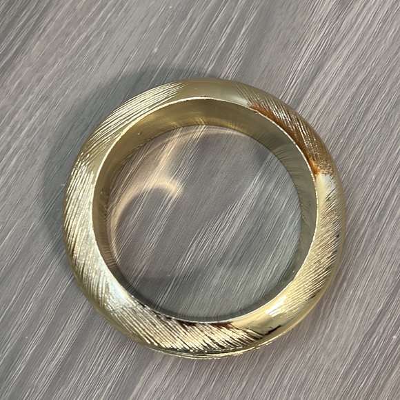 Vintage Plastic Bangle Bracelet with Silver Brushstroke Design - Picture 3 of 5